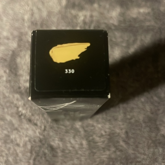 Fenty 330 Soft’Lit Naturally Luminous Hydrating Longwear Foundation - Picture 3 of 4